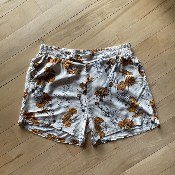 ICHI - Floral Print Shorts - Picture 4 of 9